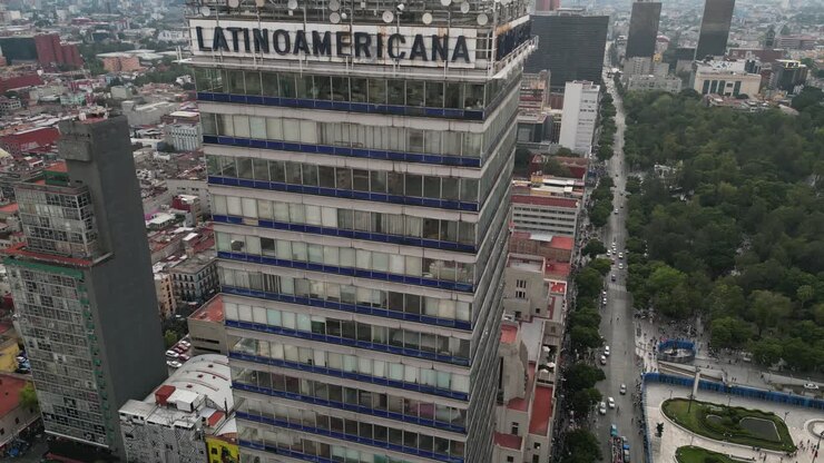 Svettante in alto, l'imponente Torre Latinoamericana.