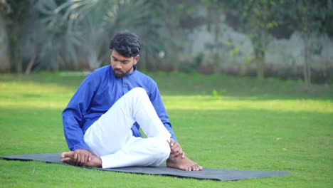 Hombre-Indio-Haciendo-Pose-De-Yoga-Con-Giro-Espinal-Sentado