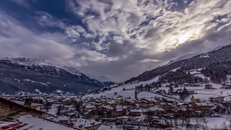 Bergtaldorf-Im-Winter---Weitwinkel-Wolkenlandschaft-Im-Zeitraffer