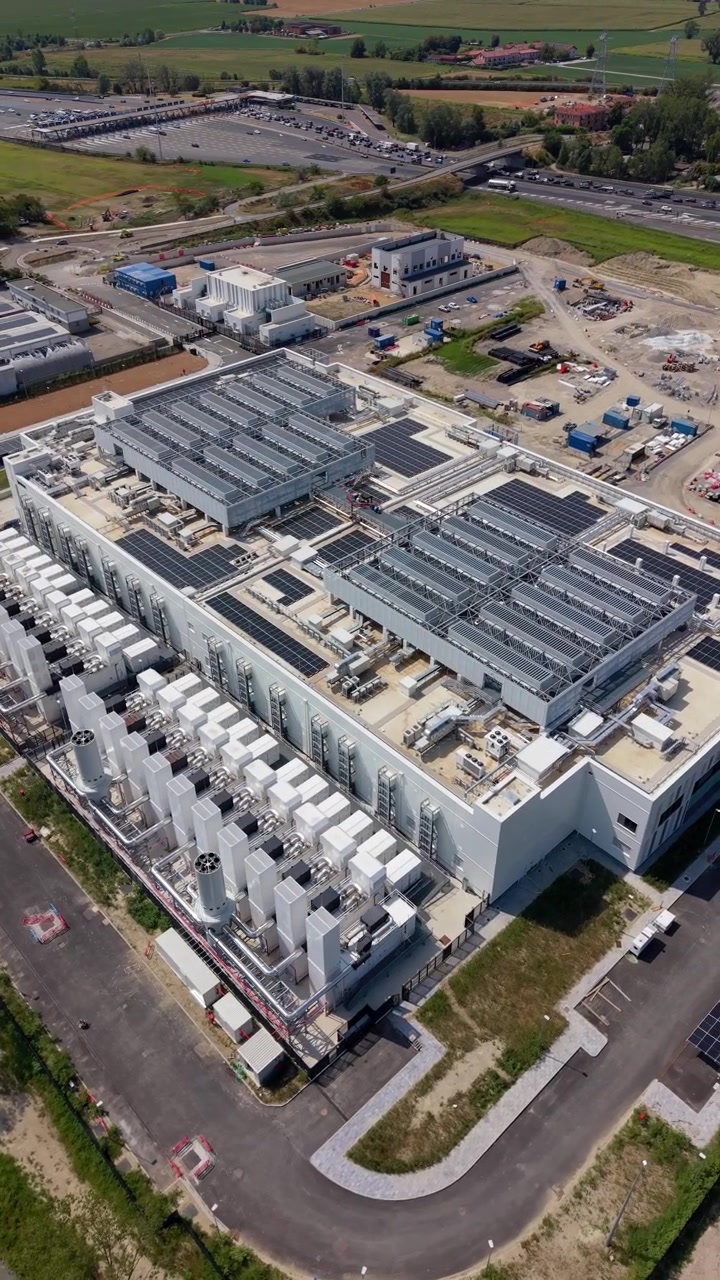 Luftfoto af et stort datacenterkompleks i Milano, Norditalien, der fremhæver digital infrastruktur, cloud computing-faciliteter og den voksende teknologiindustri.