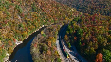 Antenne-Der-Zuglokomotive-Im-Bergpass-In-Den-USA