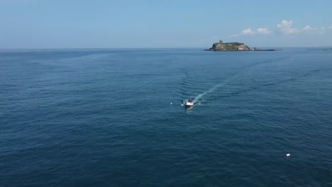 360-Grad-Flugdrohne-Um-Ein-Boot-Mitten-Im-Meer