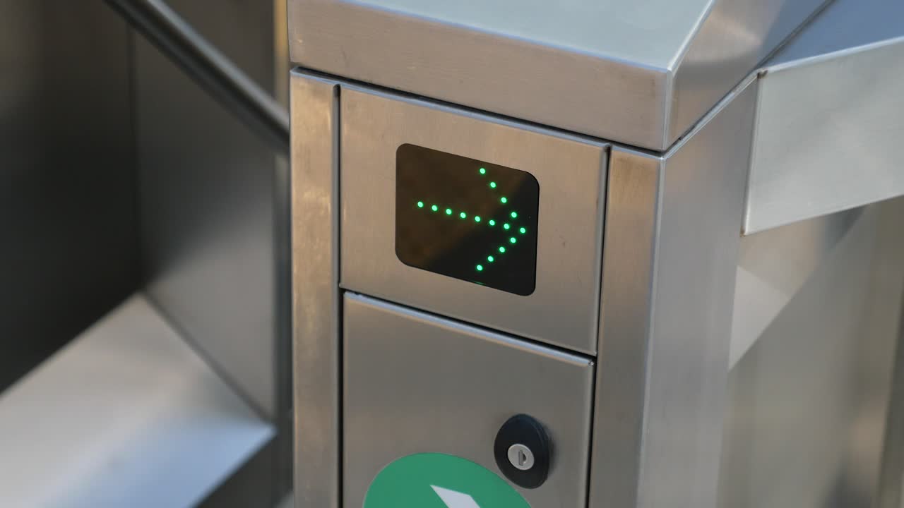 금속 게이트에 초록색 화살표