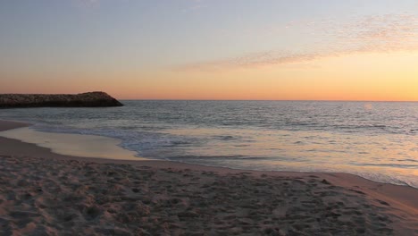 Relajante-Hermosa-Puesta-De-Sol-En-La-Playa,-Olas-Rompiendo-En-La-Arena