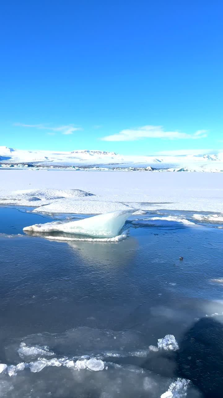 Paesaggio invernale ghiacciato con ghiacciai e montagne innevate