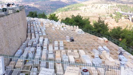 imágenes aéreas sobre el cementerio judío de jerusalén, givat shaul