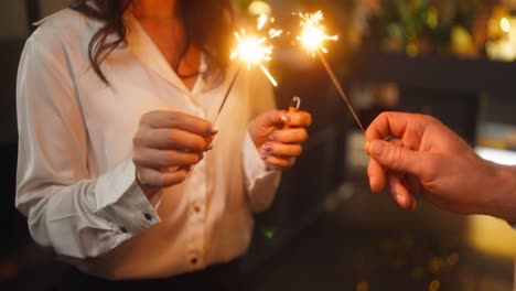 una pareja celebrando con chispas.