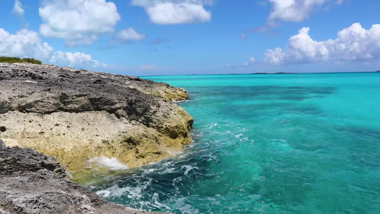 Video statico panoramico dell'oceano a Exuma, nelle Bahamas