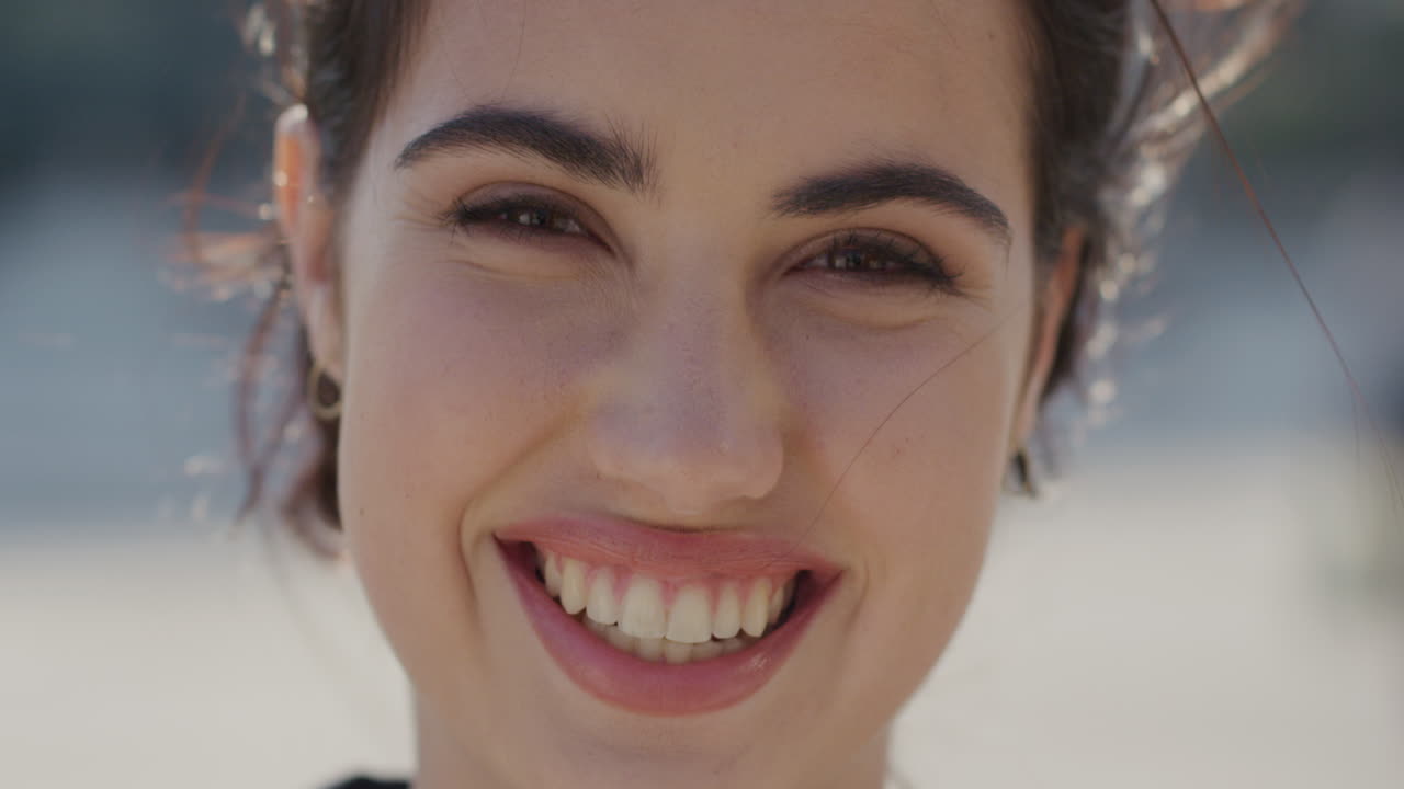 retrato de una mujer hermosa sonriendo en la escena urbana de la ciudad