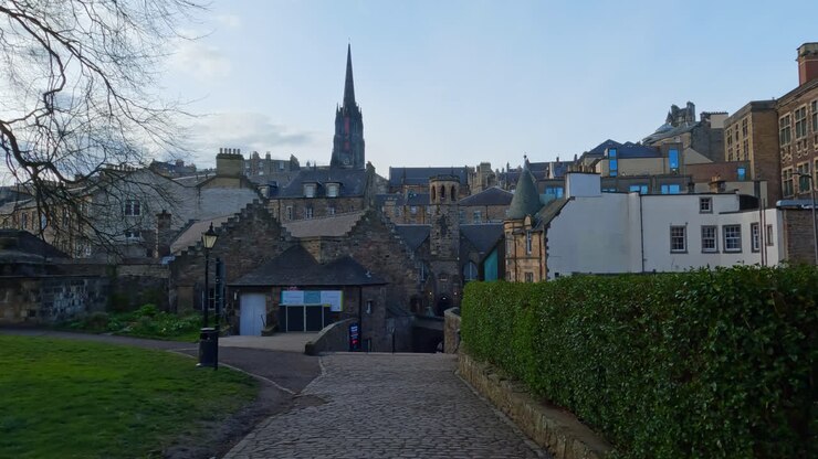 Una carrellata inquadra lo skyline della città di Edimburgo, Scozia, con antiche torri storiche, chiesa, monastero, edifici.