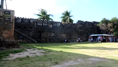 Alte-Festung-Von-Sansibar-Mit-Grasbewachsenem-Innenhof,-Häusern-Lokaler-Kuriositätenläden,-Steinstadt