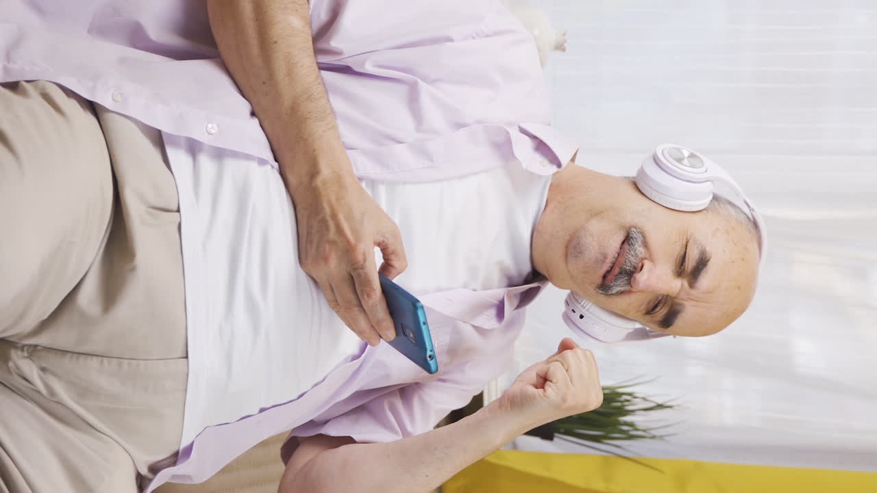 헤드폰으로 음악을 듣는  ⁇ 은이의 수직 비디오는 불행하고 슬픈 것입니다.