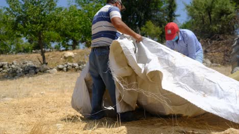 trabajador de pulverización de heno
