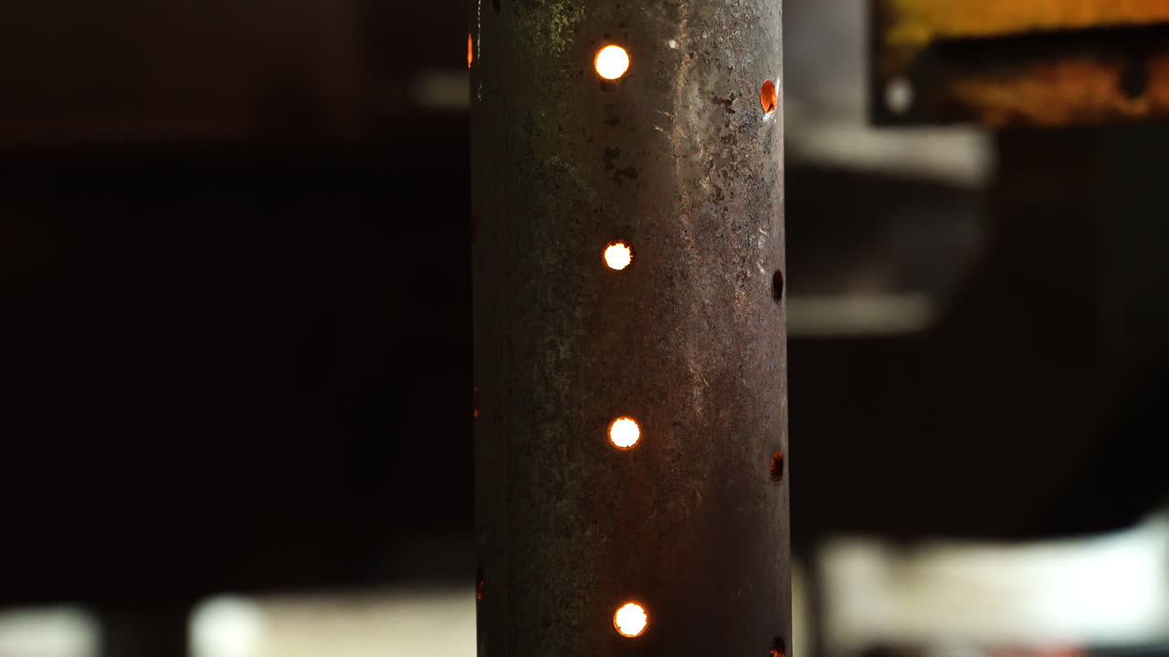 금속 굴뚝의 구멍을 통해 타오르는 불꽃, 난방 시즌