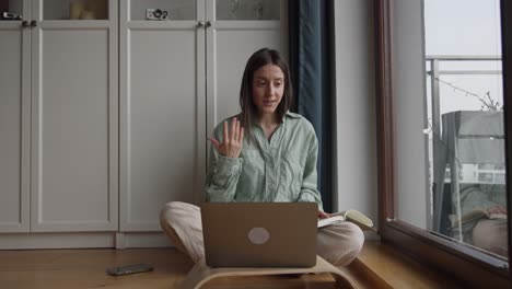 mujer en videoconferencia en casa