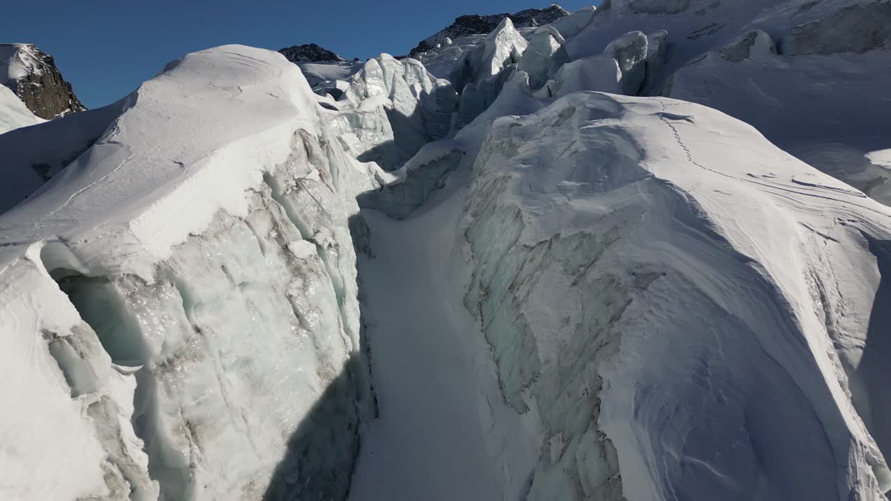 스위스 알프스의 얼음 눈 덮인 빙하, 높은 고도의 산들, 공중 전망