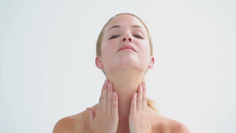 mujer pacífica masajeando su cuello
