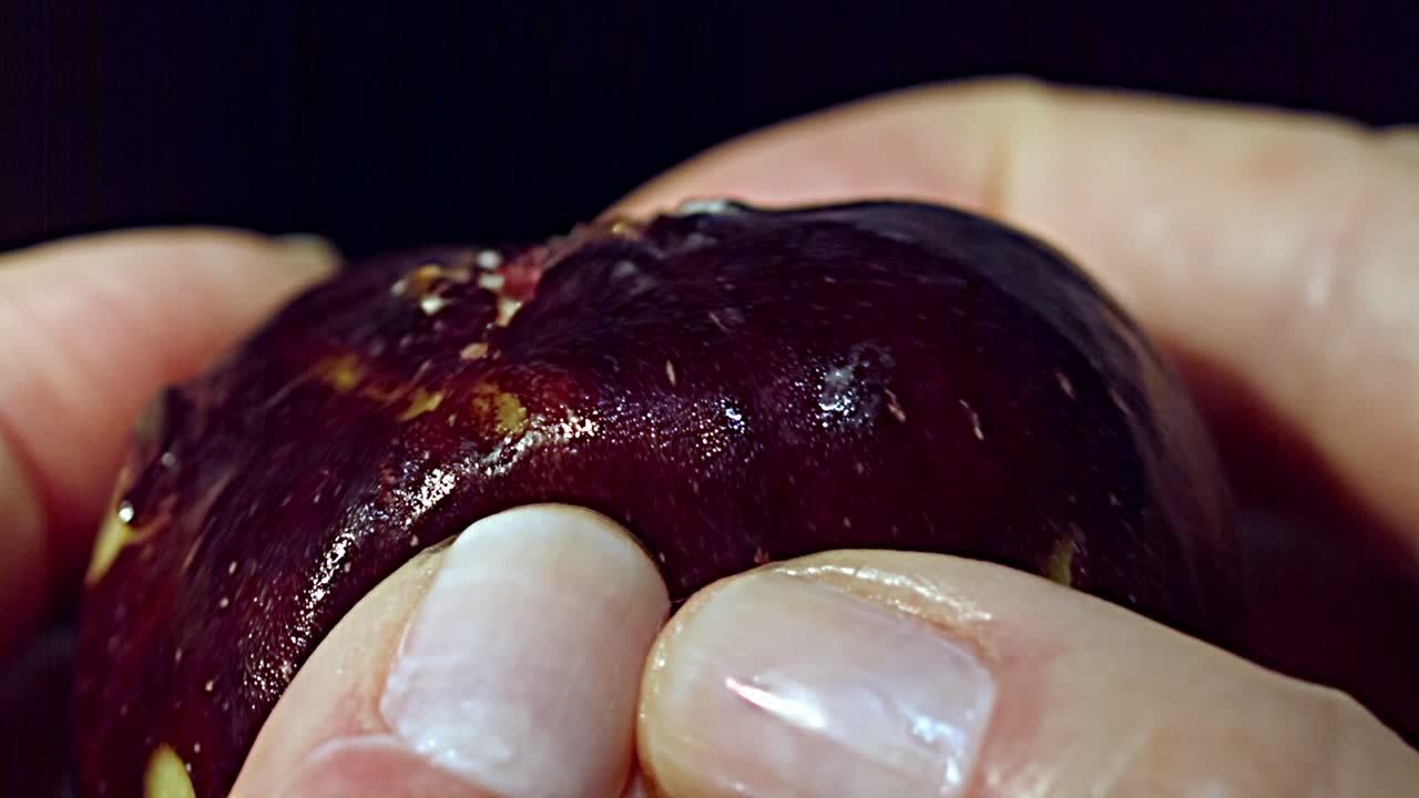 부드럽고 맛있는 무화과 과일의 고기를 어 내막을 드러내기 위해