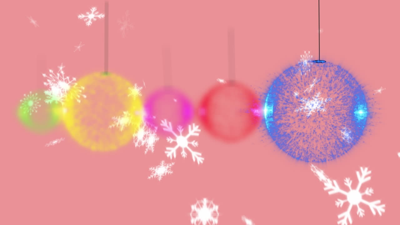 ピンクの背景に、降る雪の上にクリスマスオーナメントのアニメーション
