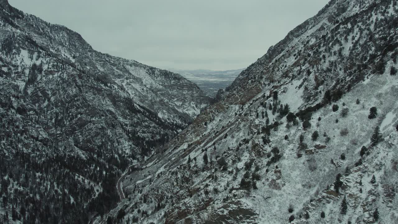 paisaje montañoso durante el invierno en american fork canyon, utah - fotografía aérea de un dron