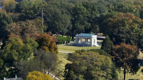 휴식에 미국 국기와 국립 묘지