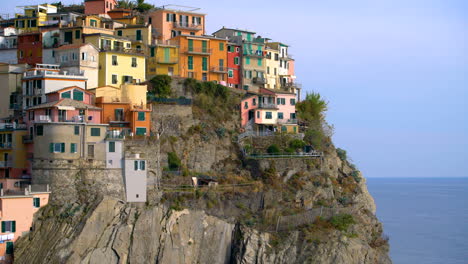 el pueblo de manarola, en la costa italiana de cinque terre