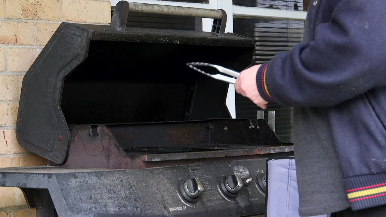 바베큐에서 요리하기 전에 집게를 함께 클릭