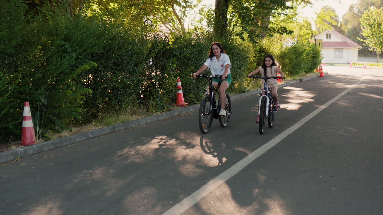 persona caminando en el bosque