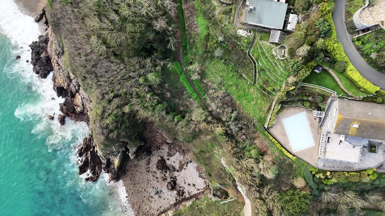 guernsey fort george imágenes aéreas de casas en la cima de acantilados en una de las viviendas más caras de guernsey con casas de mercado abierto jardines acantilados costa del mar y área circundante en un día soleado brillante