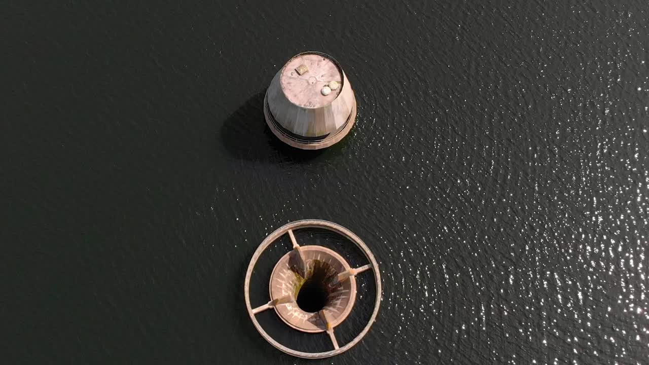 antena de arriba hacia abajo del depósito de agua de bewl con desbordamiento y extracción de la construcción de la torre durante la luz del sol