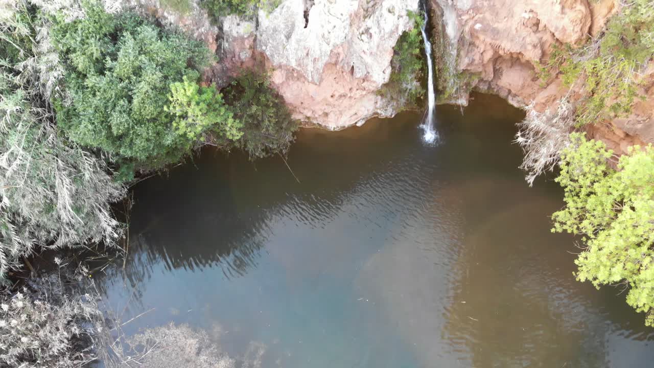 imágenes de drones de 4k que revelan el paisaje alrededor de la cascada pego do inferno en portugal