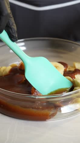 making caramel banana dessert