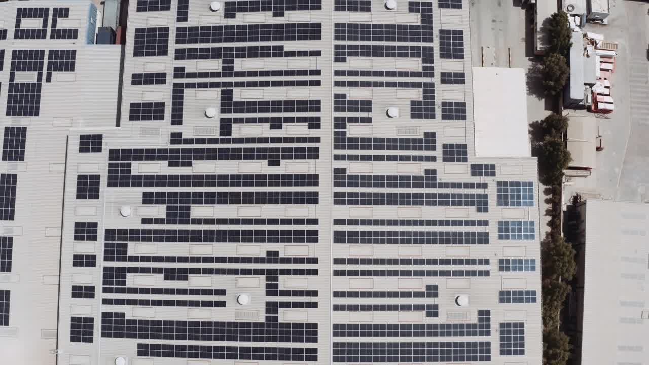 창고 지붕에 설치된 태양 전지판 - 공중 하향식