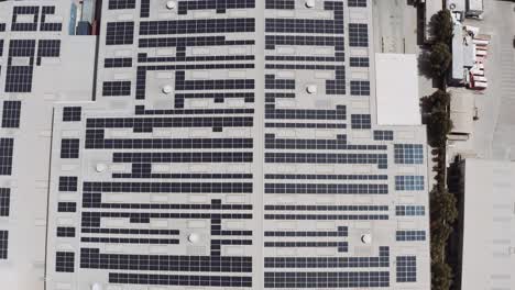 paneles solares instalados en el techo de un almacén - aéreo de arriba hacia abajo