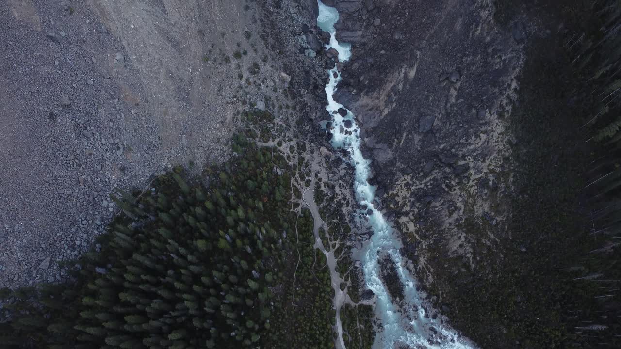 cascada en las montañas se acercó a la inclinación