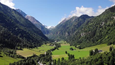 valle verde en medio de la cordillera alpina alrededor del lago klammsee, kaprun, salzburgo, austria