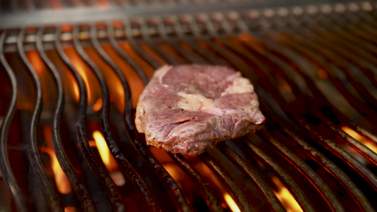 bistec a la parrilla en una parrilla de barbacoa