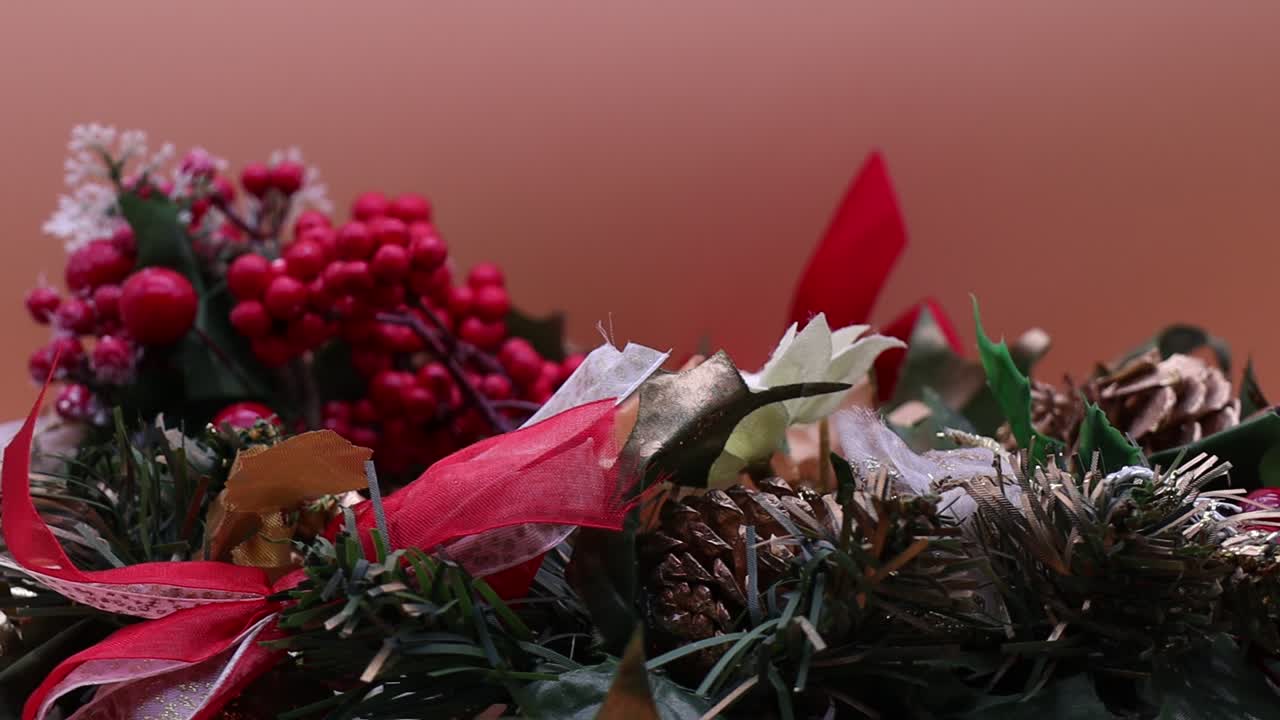 크리스마스 장식품 이 회전판 에 회전 하고 있다