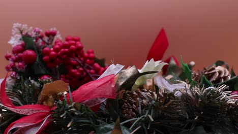 decoraciones de navidad girando en una mesa giratoria