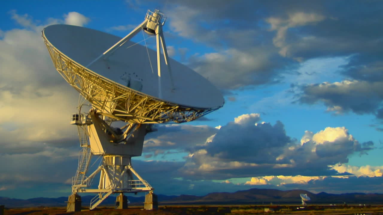 아름다운 하늘을 배경으로 위성 접시가 타임랩스로 움직인다 1