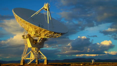 una antena parabólica se mueve en un lapso de tiempo contra un hermoso cielo 1