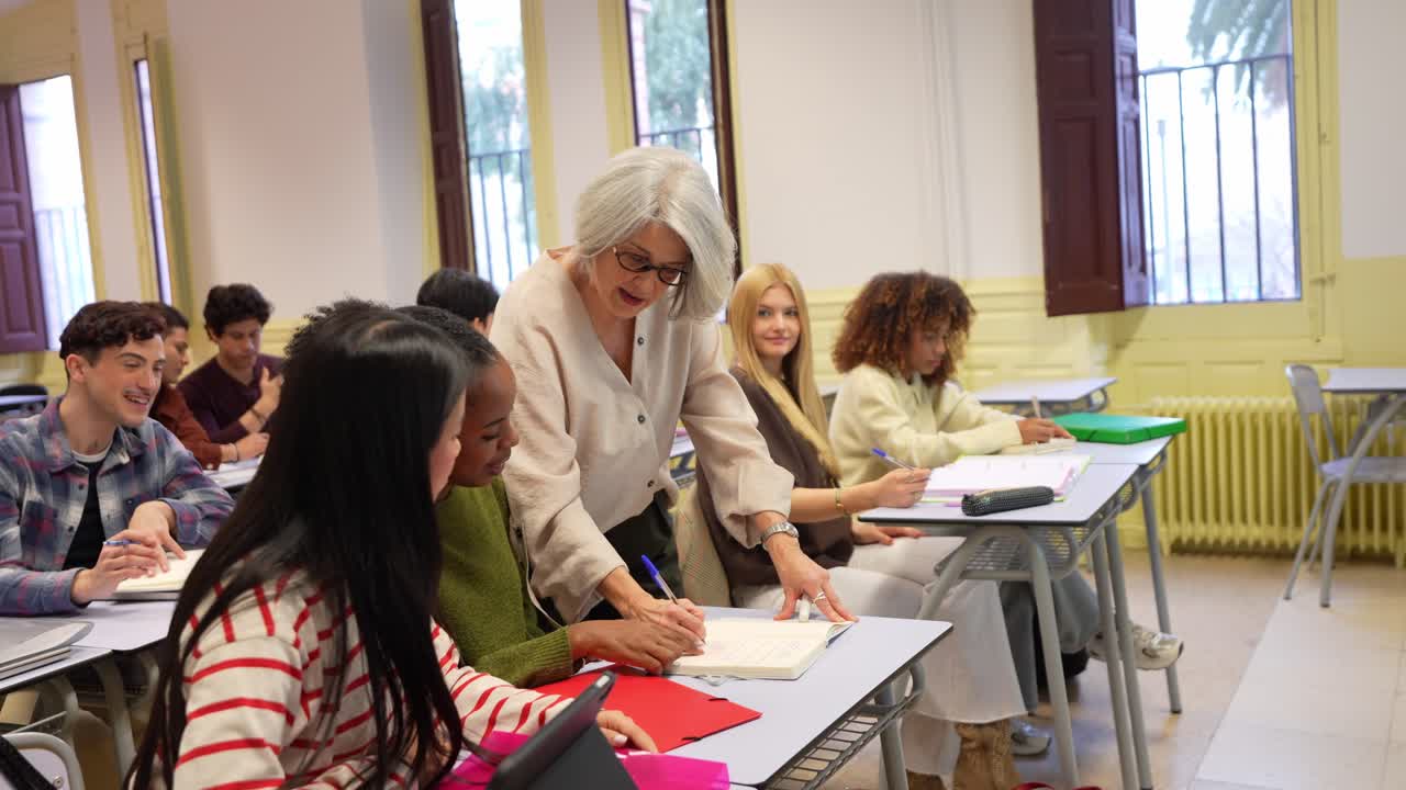 Učitelka pomáhající různorodým studentům v moderní třídě