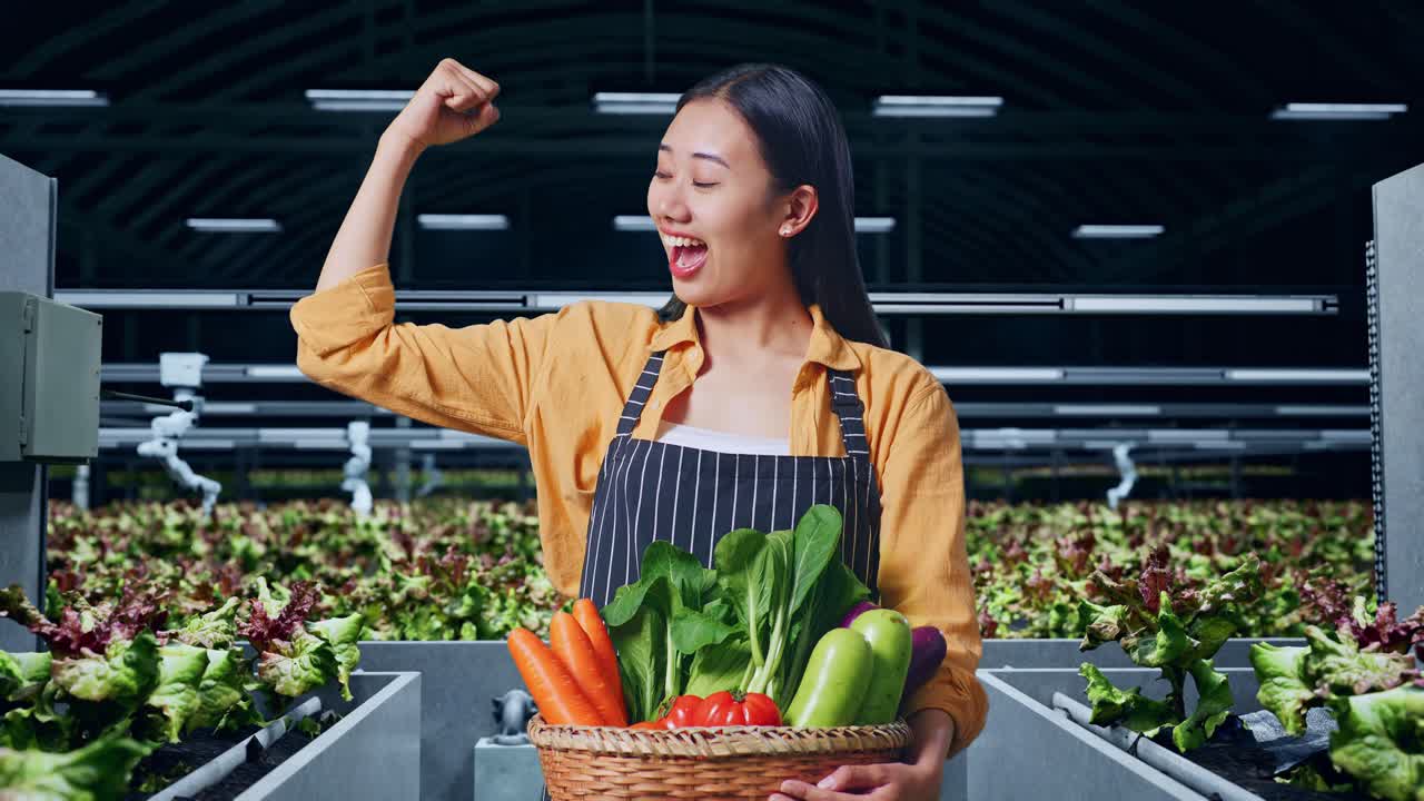 야채 바구니를 가진 아시아 여성 농부 웃음과 스 근육 스마트 농장에서