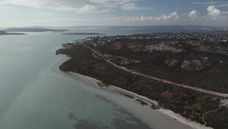 Paisaje-Escénico-En-Shark-Bay,-Langebaan,-Sudáfrica---Panorámica-Aérea