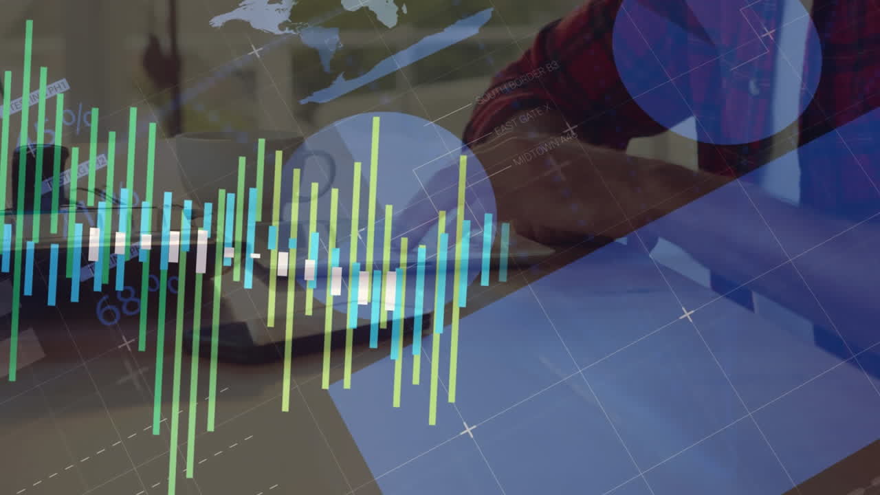 este video muestra a un hombre de negocios usando una tableta para procesar datos financieros