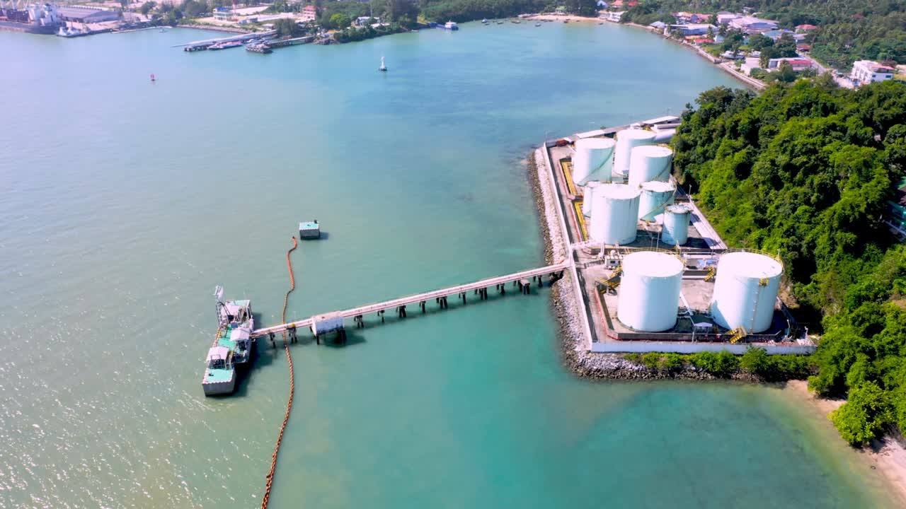 항구에 있는 연료, 석유, 화학, 천연가스 저장 크 및 석유 화학물질을 담은 크 농장 석유 및 가스 터미널의 드론  뷰