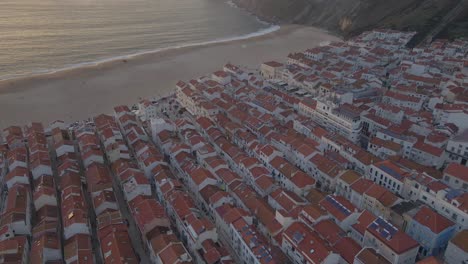 Imágenes-Aéreas-De-Drones-De-La-Ciudad-De-Nazare-En-La-Costa-De-Portugal-Filmadas-Durante-La-Hora-Dorada-Del-Atardecer-4k