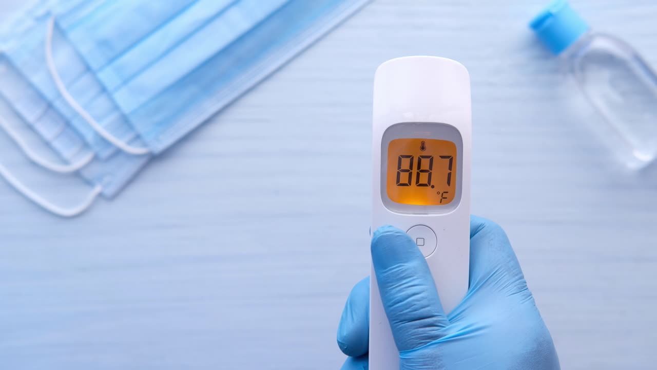 온도 측정기, 마스크 및 손 소독제로 온도를 확인하십시오.