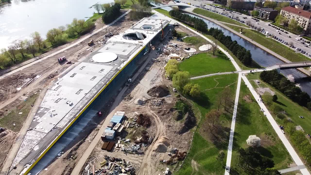 edificio masivo en construcción en la isla de nemunas, vista de órbita aérea