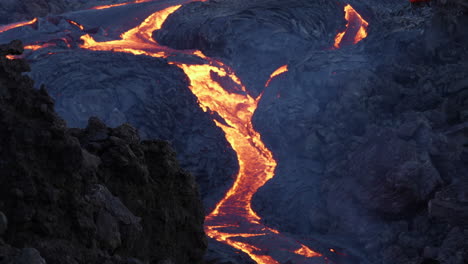 erupción del cráter del volcán con lava que fluye y humo en geldingadalir, islandia - tiro estático aéreo